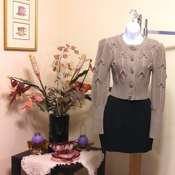 Preowned Women's Lightweight Beige Cardigan Slim Fitted knit Sweater Size S 6 - Picture 4 of 6